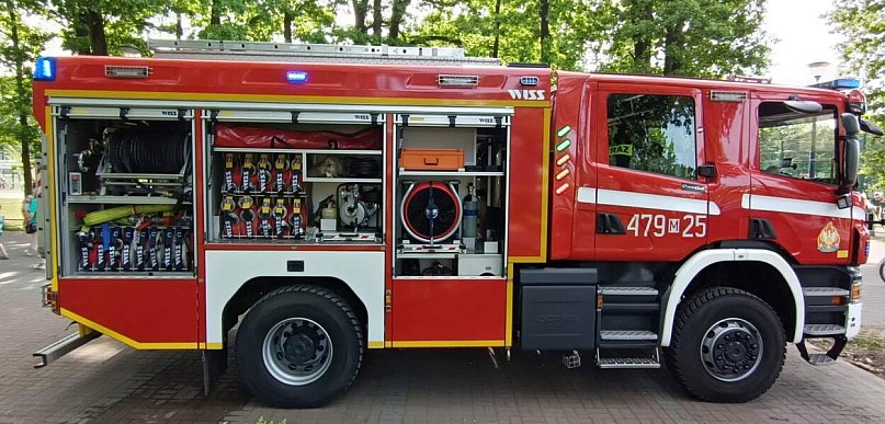 Legionowo: Przy Jagiellońskiej drzewa spadły na samochody