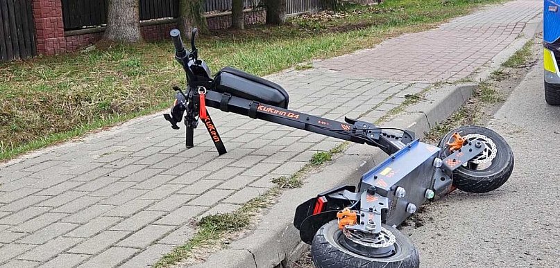 Legionowo: Kolizja samochodu z hulajnogą. 22-latka w szpitalu