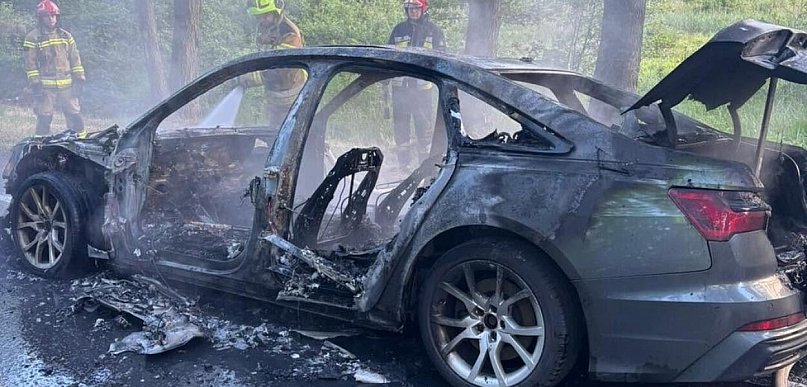 Pożar osobówki w Stanisławowie Pierwszym. Auto spłonęło doszczętnie