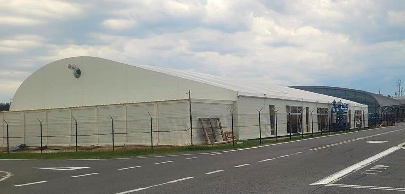 Lotnisko w Modlinie z dodatkowym tymczasowym terminalem. Pasażerowie skorzy...