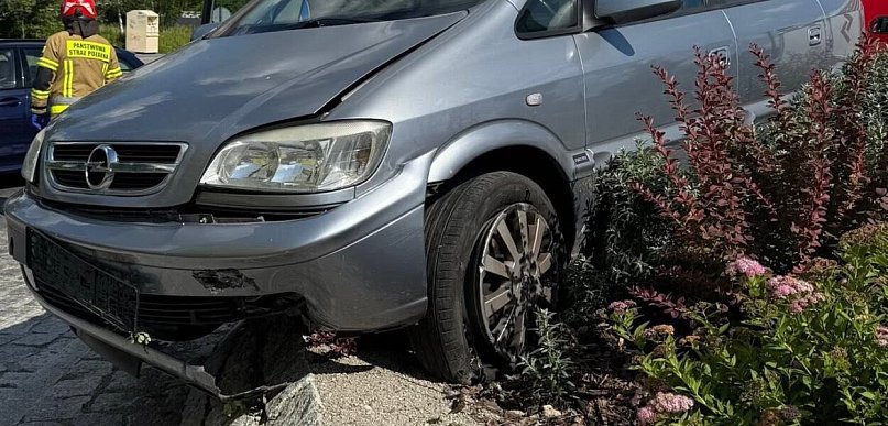 Chotomów: Opel zawisł na rondzie. Kierowca miał ponad 2,5 promila