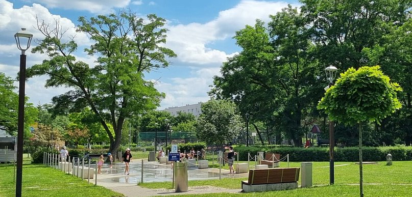 Legionowo podczas historycznego upału. Uliczne zdroje i kurtyny wodne