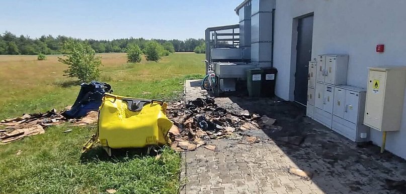 Kałuszyn: Pożar kontenerów przy Pepco. Ogień zagrażał sklepowi