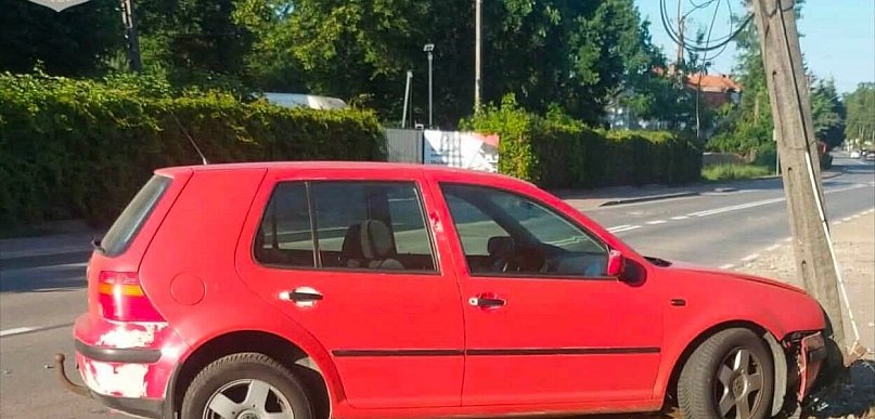 Chotomów: Volkswagen uderzył w słup telekomunikacyjny