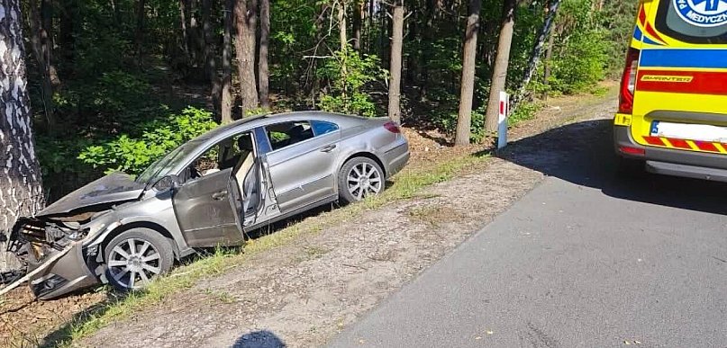 Wólka Radzymińska: Volkswagen uderzył w drzewo. Kierowca pijany