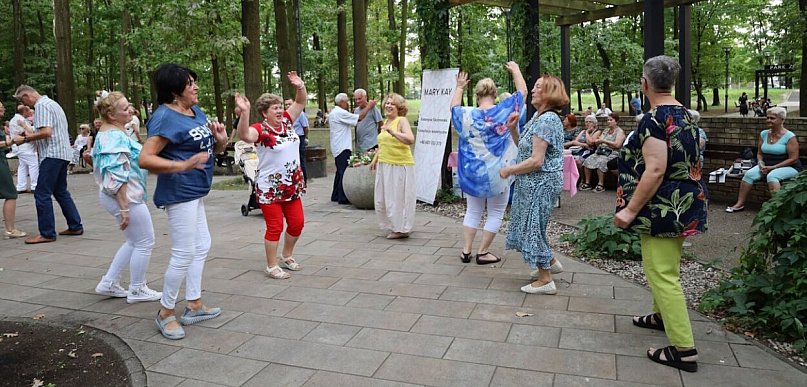 „Gorączka sobotniej nocy” w Legionowie. Pierwsza potańcówka w Parku Zdrowia...
