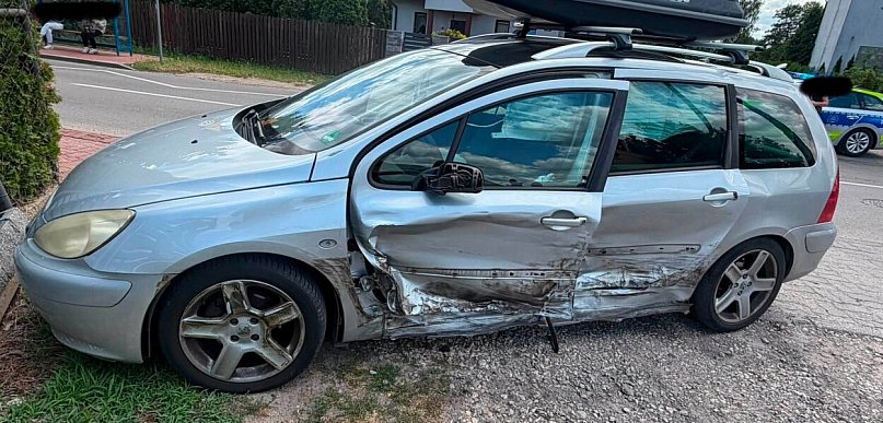 Stanisławów Drugi: Zderzenie peugeota z hybrydową toyotą. System eCall wezwał...