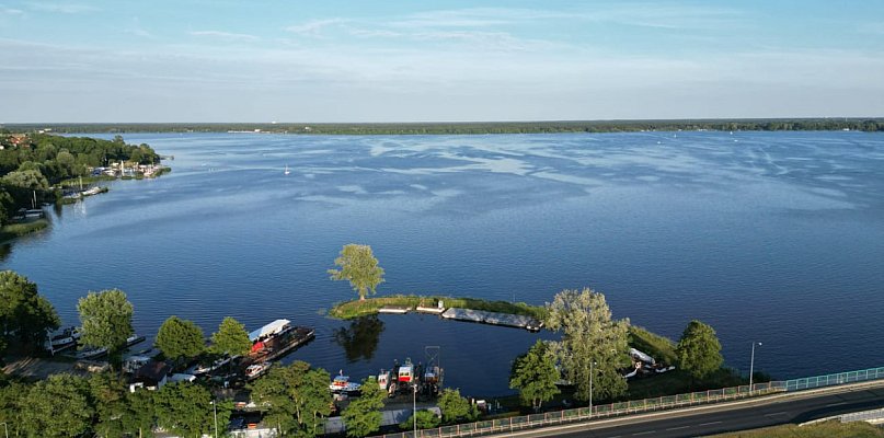 Zwłoki 50-letniej Ukrainki w Jeziorze Zegrzyńskim. Sprawą zajmuje się... - 140884
