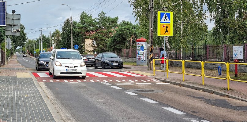 Bezpieczniej przy SP4 w Legionowie. Wyniesione przejście już gotowe, ośw... - 140962