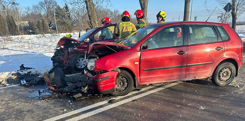 Czołowe zderzenie na DW631 w Górze. Dwie osoby trafiły do szpitala - 143950