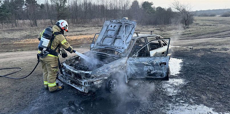 Pożar samochodu w Janówku Pierwszym. Auto spłonęło doszczętnie