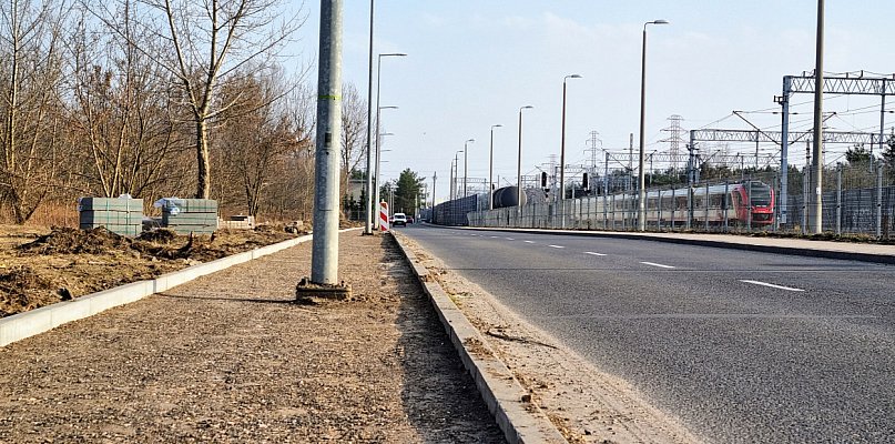 Legionowo: Słupy na środku nowej ścieżki rowerowej? Ratusz tłumaczy inwestyc...