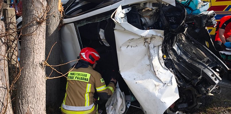 Groźne zdarzenie w Łajskach. Kierowca zakleszczony w aucie