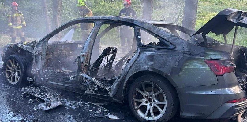 Pożar osobówki w Stanisławowie Pierwszym. Auto spłonęło doszczętnie