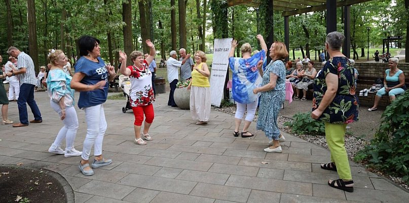 „Gorączka sobotniej nocy” w Legionowie. Pierwsza potańcówka w Parku Zdrowia...