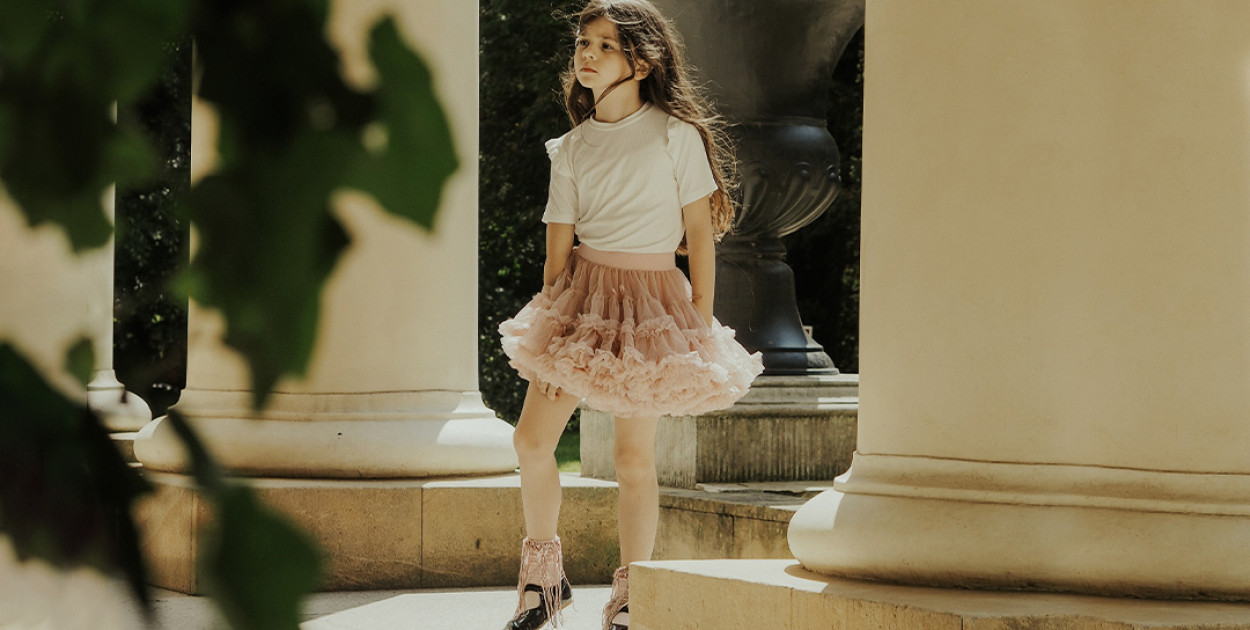 Spódniczki tiulowe dla dziewczynki - dlaczego warto je wybrać i na co zw...