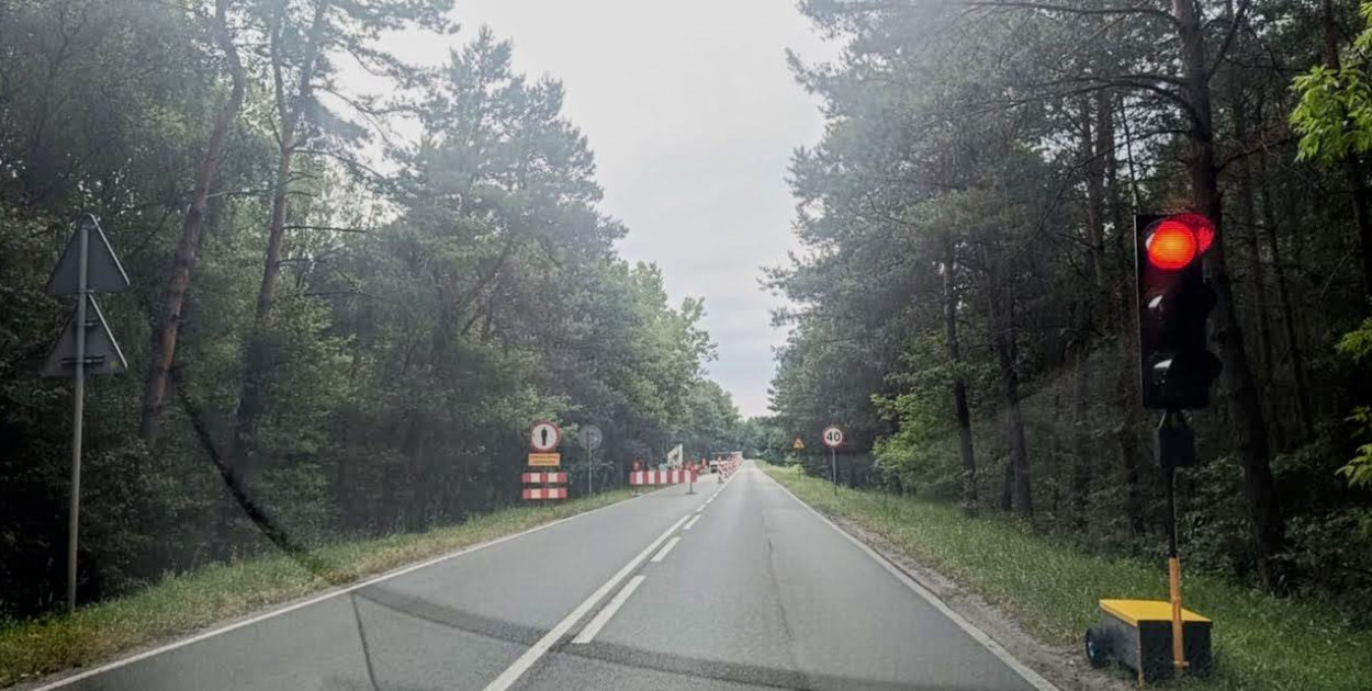 Ruch wahadłowy na DW632 w Komornicy. Kierowcy utknęli w korkach