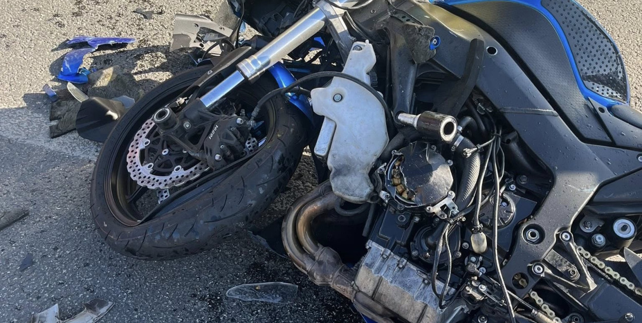 Stanisławów Pierwszy: Zderzenie peugeota z motocyklem na DW632. Fot. fb / Jarosław Pisarek - Komendant Gminny OSP Gmina Nieporęt