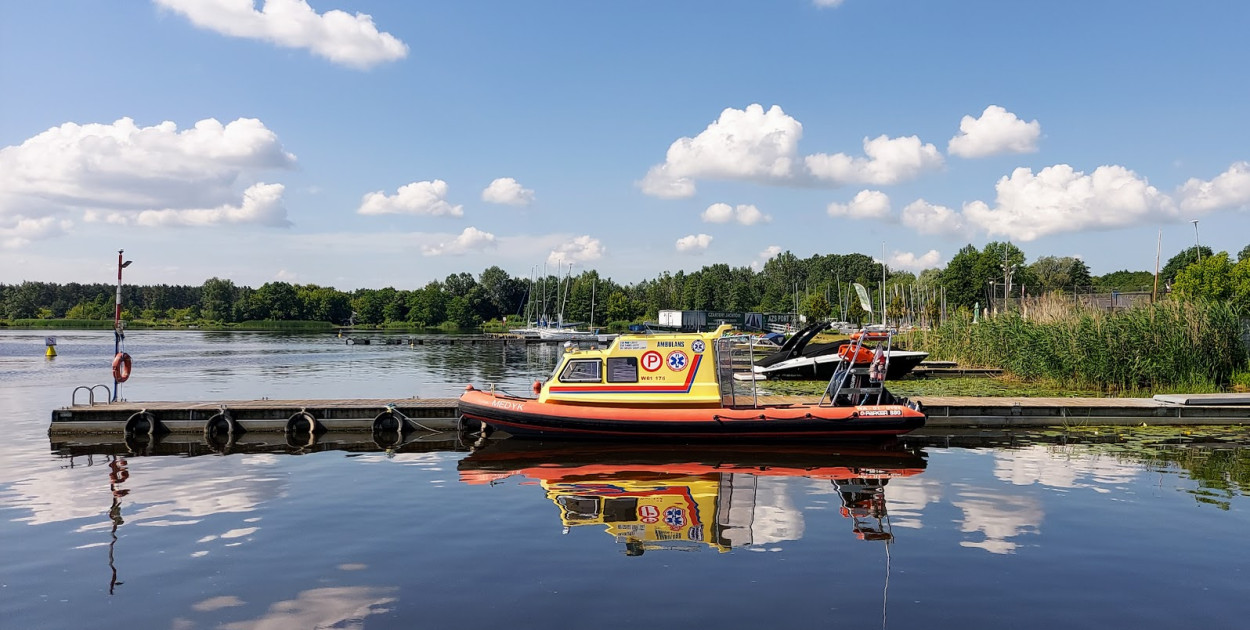 Na Jeziorze Zegrzyńskim przewrócił się katamaran. Na pokładzie były 2 osoby
