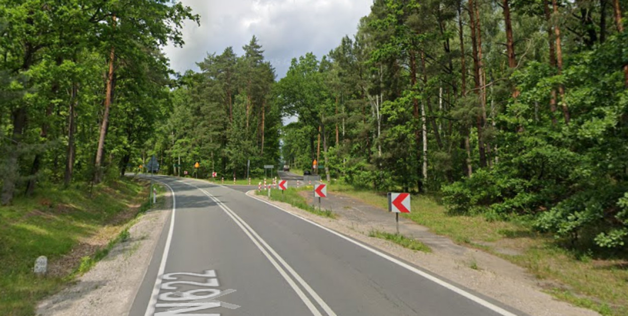 Wola Smolana: Toyota staranowała słupki na DW622