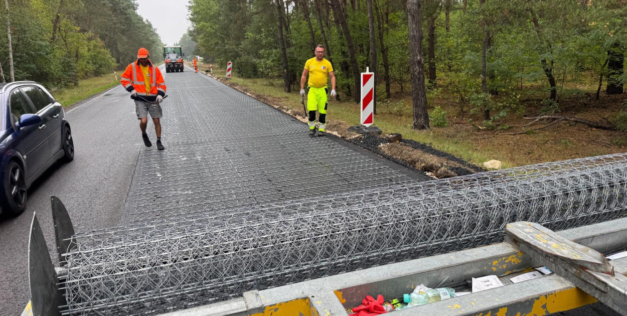 Prace na DW632 także w niedzielę. Fot. MZDW