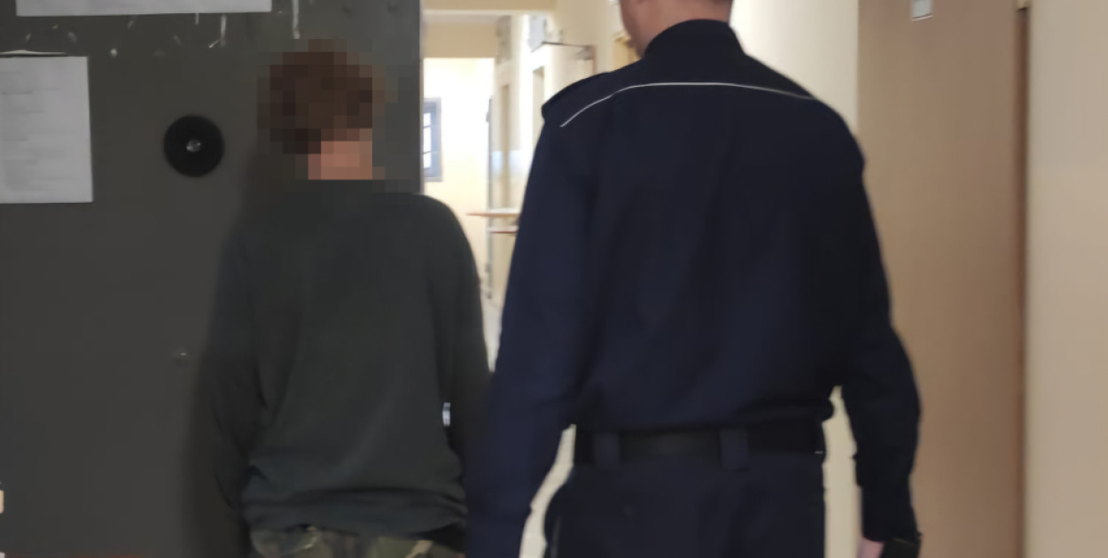 Policjant z zatrzymaną kobietą. Fot. KPP Legionowo