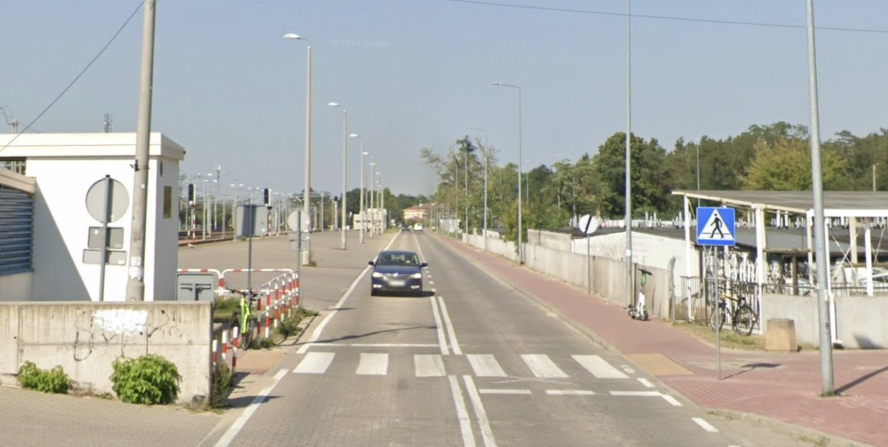 Przejście dla pieszych przy stacji PKP w Legionowie. Fot. Google Street View