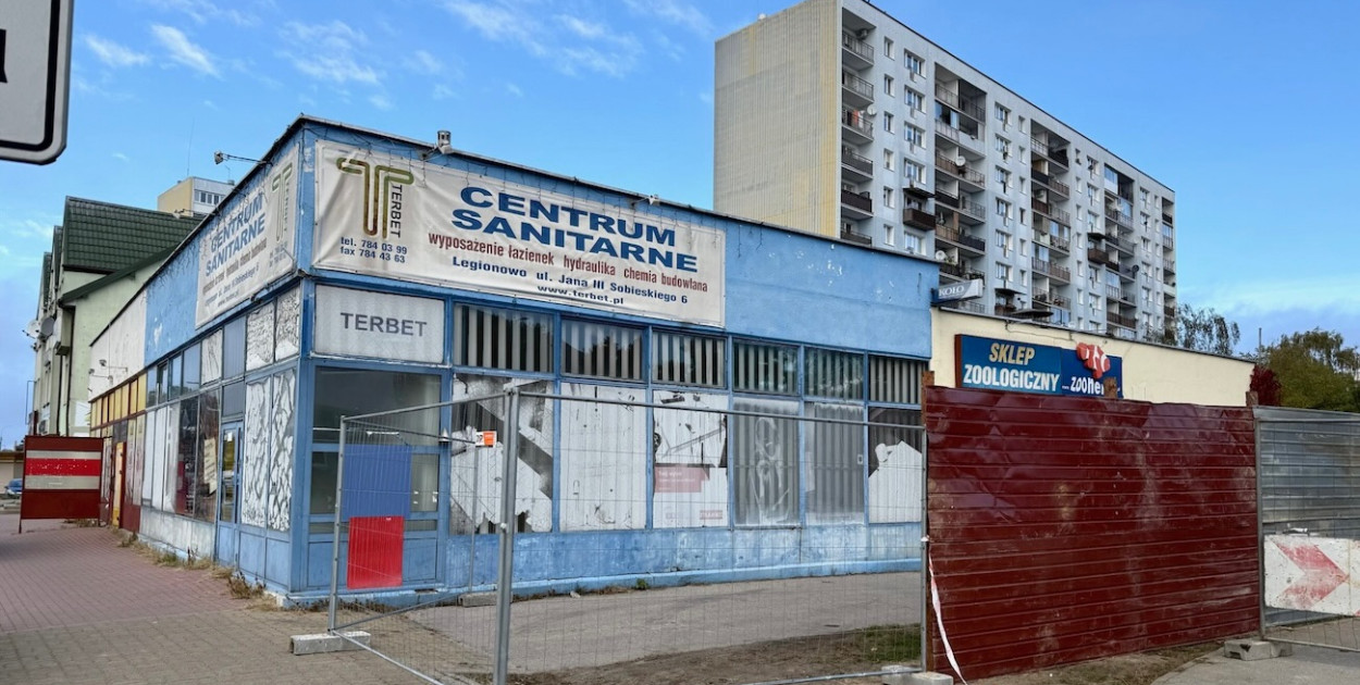 Sam przy targu zostanie niebawem wyburzony. Powstanie tu nowy blok. Fot. MS/Legio24.pl