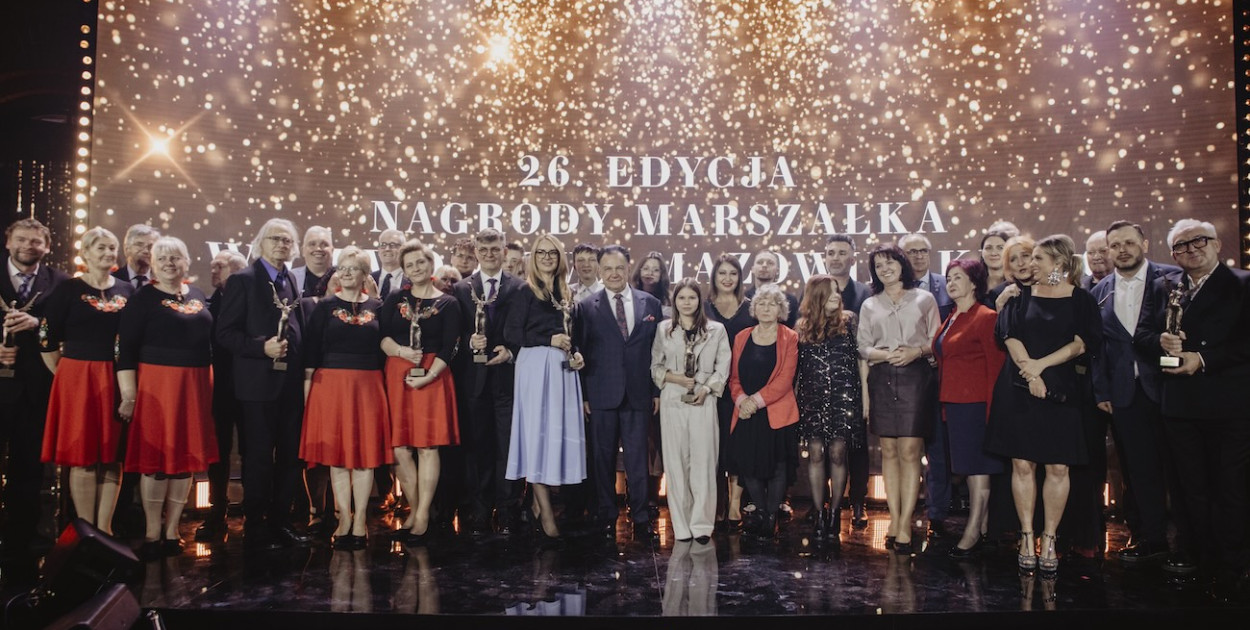  Marszałek Adam Struzik z laureatamii, fot. Wiktoria Włoczewska - UMWM