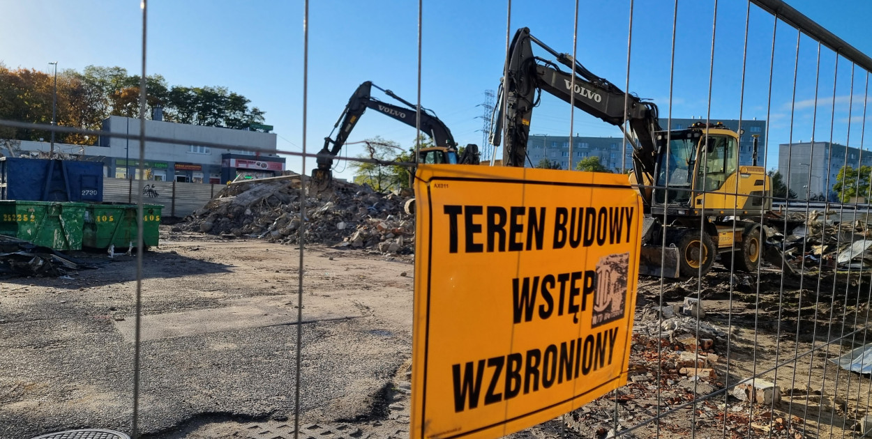 Blaszak \"Społem\" przy targu już wyburzony - powstanie blok. Fot. Legio24.pl