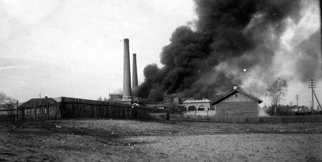 Huta Szkła w Jabłonnie - widok zewnętrzny zabudowań podczas pożaru. Fot. Narodowe Archiwum Cyfrowe