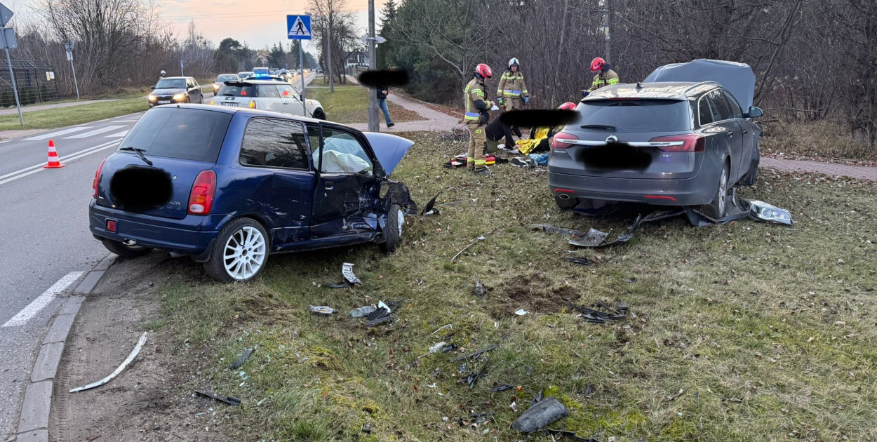 Dwie osoby poszkodowane po zderzeniu w Łajskach. Fot. KP PSP Legionowo