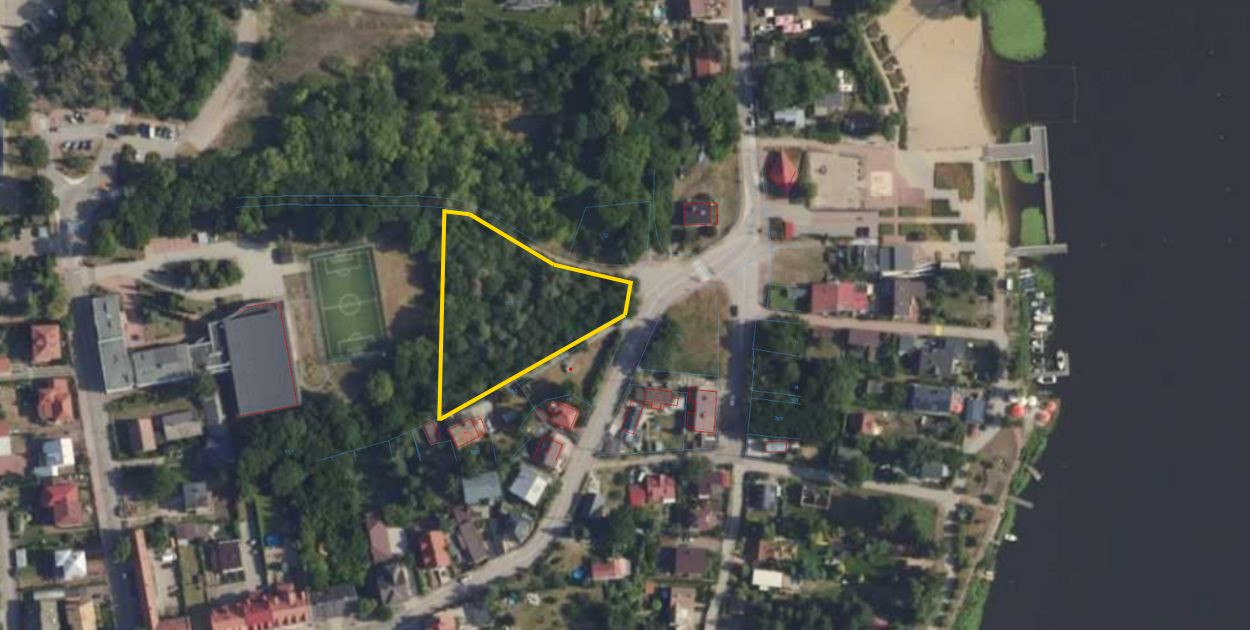 Działka, na której ma powstać amfiteatr, została oznaczona żółtą linią. Mapa: Geoportal.gov.pl