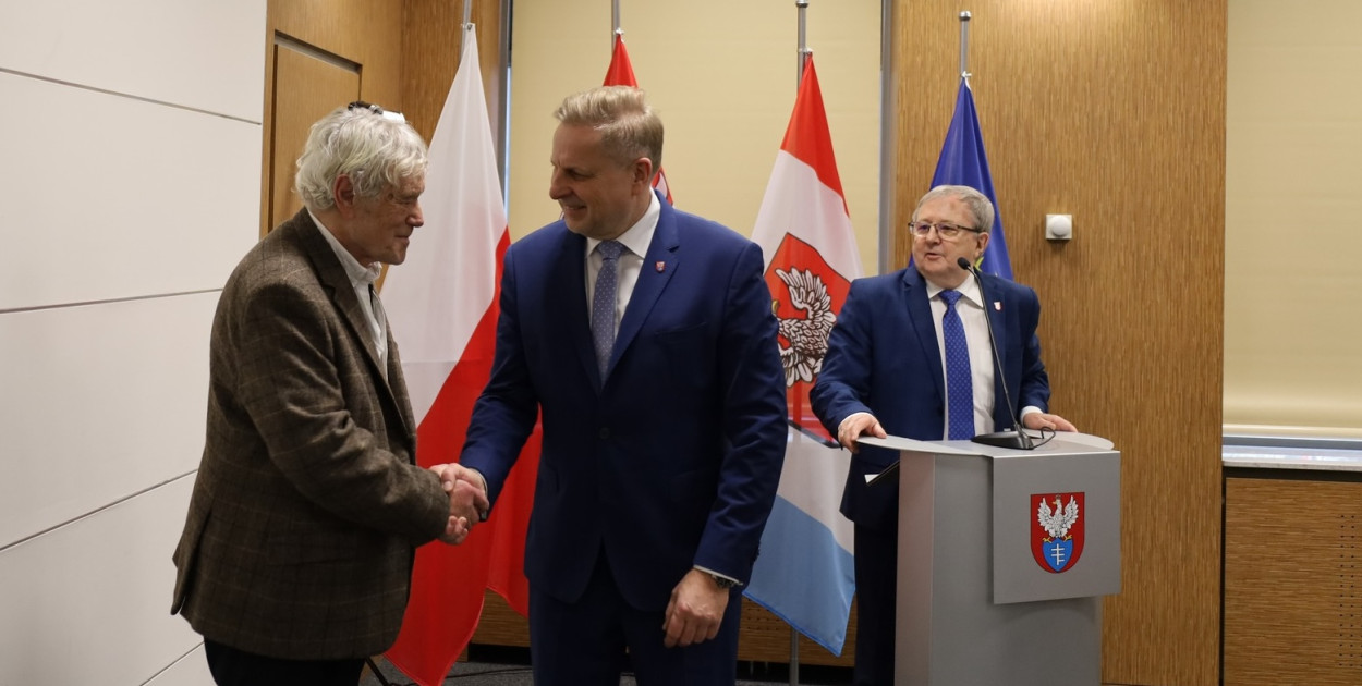 Historyczny dokument został zawieszony wspólnie przez Prezydenta Miasta Bogdana Kiełbasińskiego, Przewodniczącego Rady Miasta Ryszarda Brańskiego oraz pierwszego przewodniczącego legionowskiej rady – Wojciecha Topczewskiego. Fot. UM Legionowo