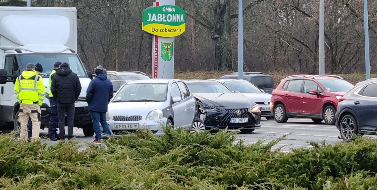 Kolizja na Rondzie Biskupów Płockich w Jabłonnie. Fot. Legio24.pl