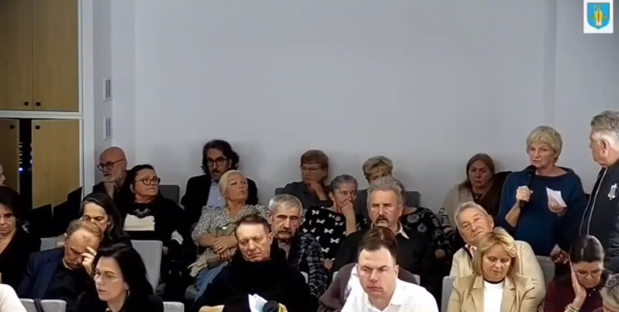 Screen z wideo - Sesja Rady Miejskiej w Serocku