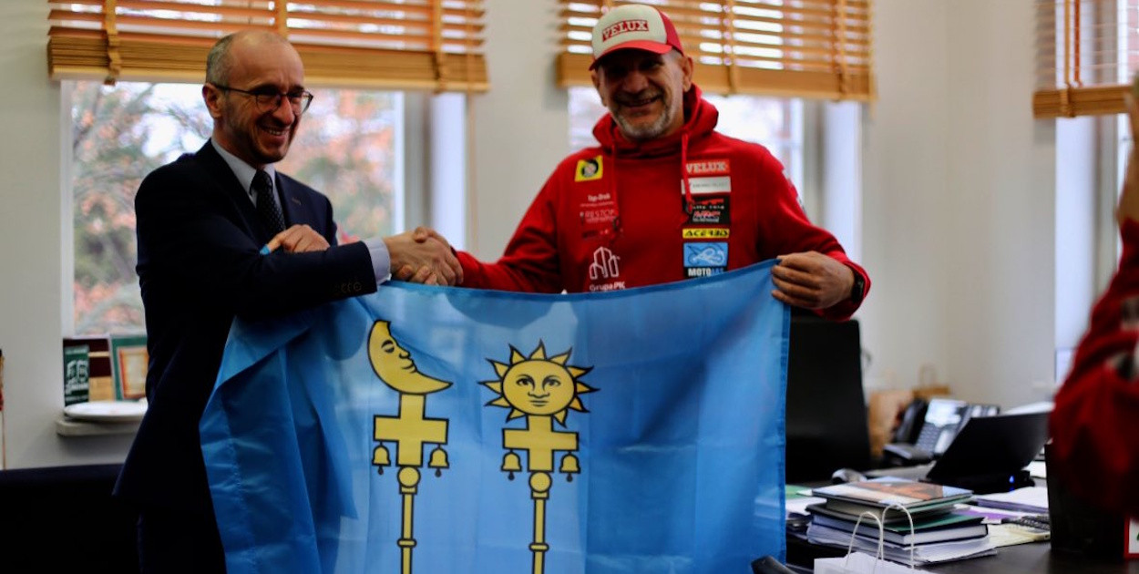 Robert Przybyłowski (z prawej) i wójt Paweł Kownacki. Fot. UG Wieliszew