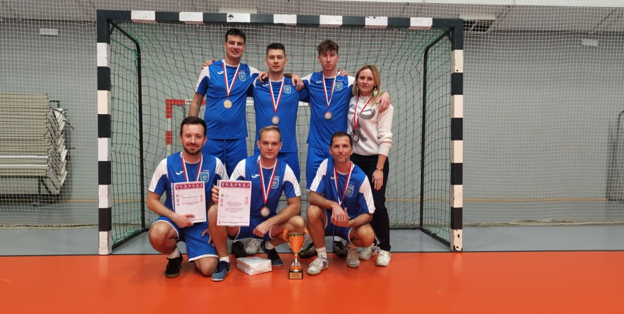 Nauczyciele zdobyli trzecie miejsce na zawodach w futsalu, fot. UM Legionowo