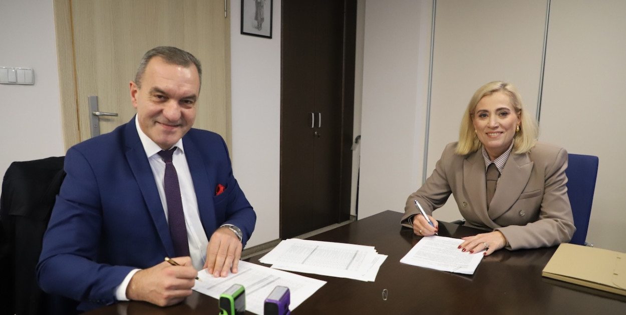 16 grudnia Agnieszka Powała - Wójt Gminy Nieporęt podpisała umowę z wykonawcą robót budowlanych. Fot. UG Nieporę†