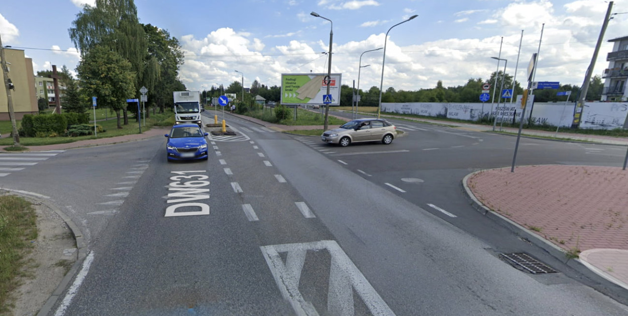 Skrzyżowanie DW631 z ul. Słoneczną, Polną i Popiełuszki w Wieliszewie. Fot. Google Street View