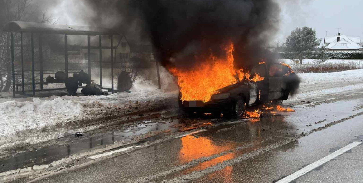 Pożar auta w Krubinie. Fot. KP PSP Legionowo