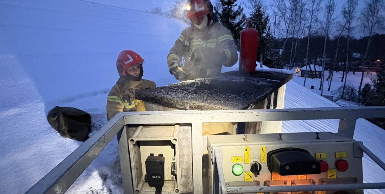 Nowa Wieś: Pożar w domu przy Serockiej. Zapaliły się sadze w kominie