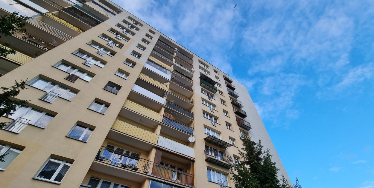 Legionowo: W bloku przy Sowińskiego woda zalewała skrzynkę elektryczną