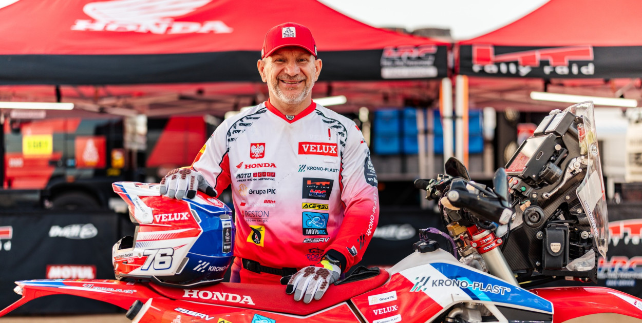 Robert Przybyłowski na mecie Rajdu Dakar 2026. Motocyklista z powiatu...