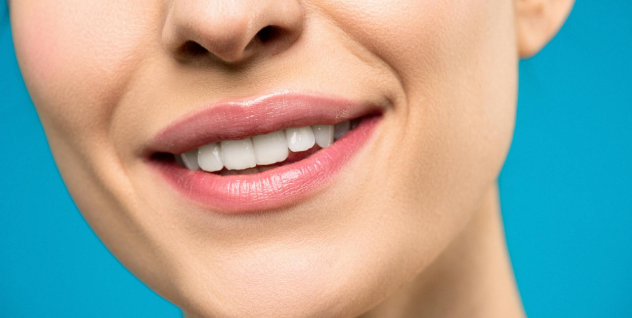 Stomatologia mikroskopowa a tradycyjne metody leczenia – kluczowe różnice