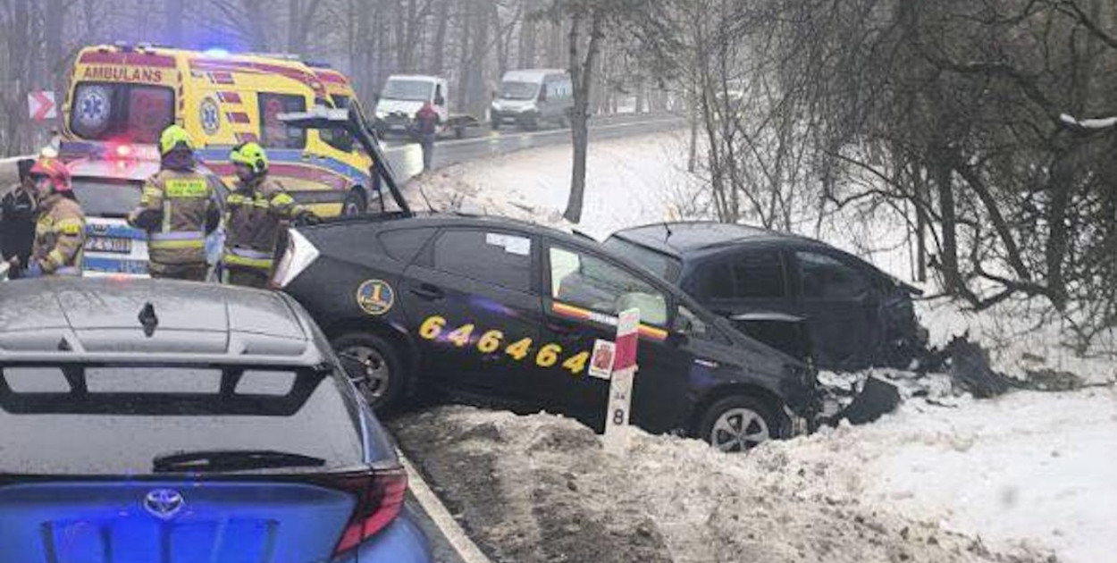 Kolizja na DW632 w Stanisławowie Pierwszym. Dwie osoby przewiezione do szpitali