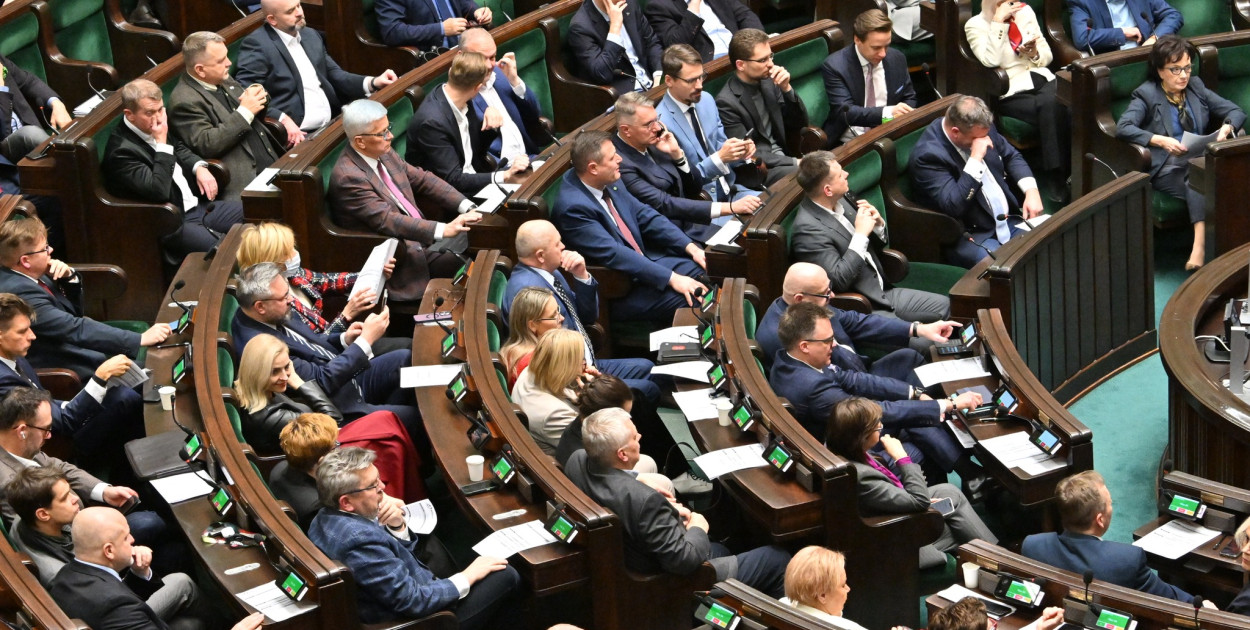 Większe uposażenia i wyższe dodatki. Seria podwyżek dla posłów