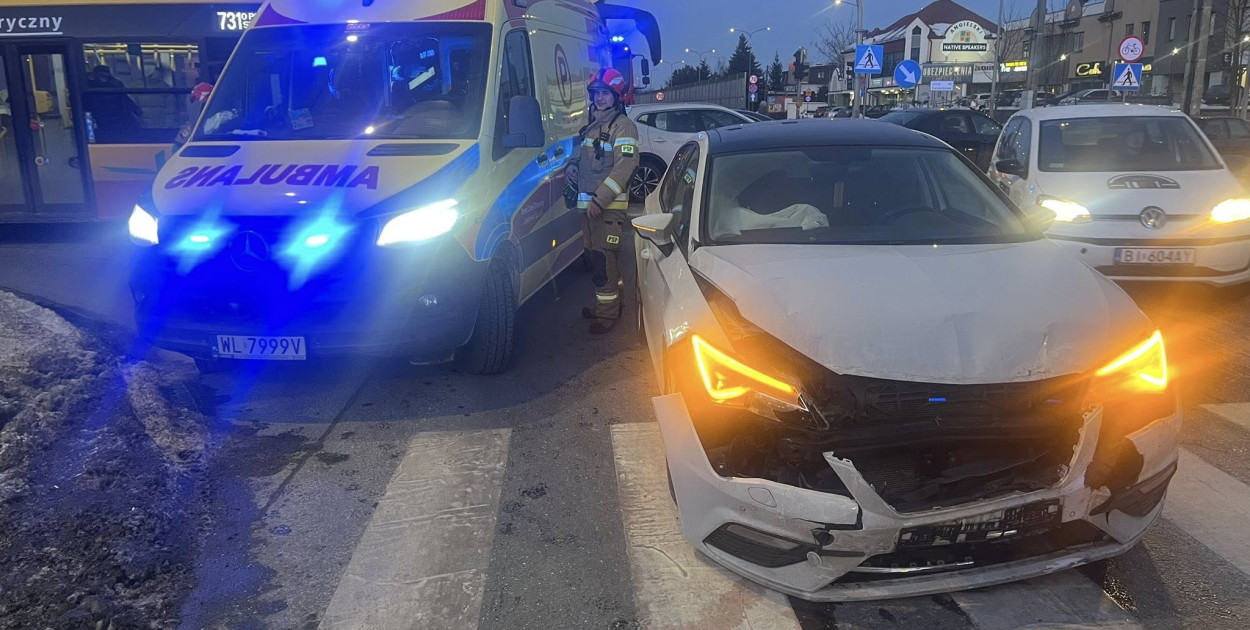 Zderzenie dwóch aut na skrzyżowaniu Warszawskiej i Sowińskiego w Legionowie
