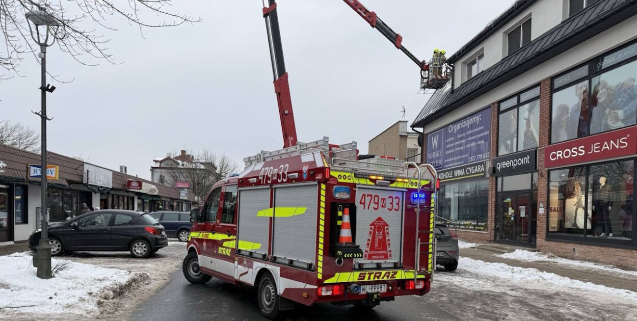 Legionowo: Zwisające sople zagrażały przechodniom