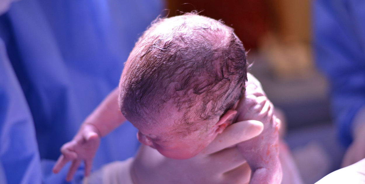 Rząd chce zmian w porodówkach. "Minimum dwa porody dziennie"